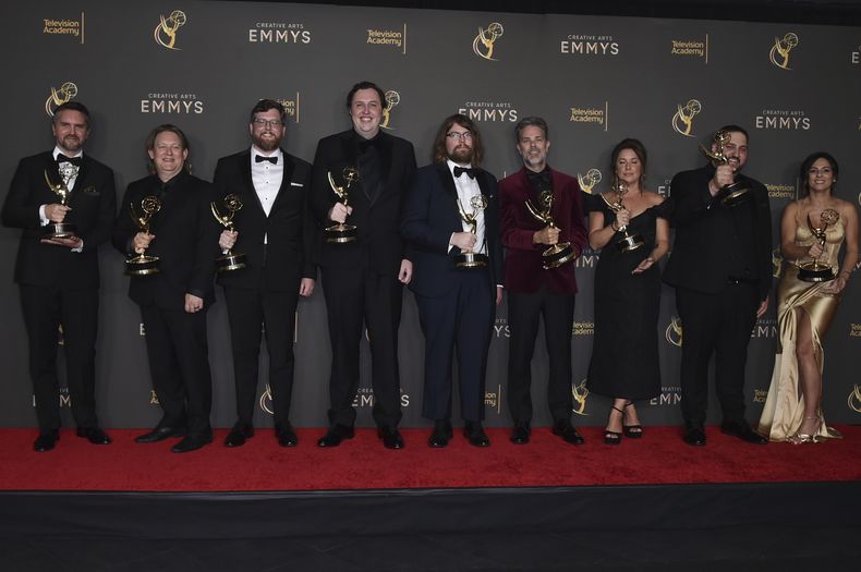 De izquierda a derecha, Brian J. Armstrong, Benjamin Cook, James Gallivan, John Creed, Mark Hailstone, Ken Cain, Melissa Muil, Matt Salib y Sanaa Kelley posan con el premio a la mejor edición de sonido para una serie de comedia o drama para Shogun durante la segunda noche de los Premios Emmy de las Artes Creativas el domingo 8 de septiembre de 2024 en Los Ángeles. (Foto Richard Shotwell/Invision/AP)