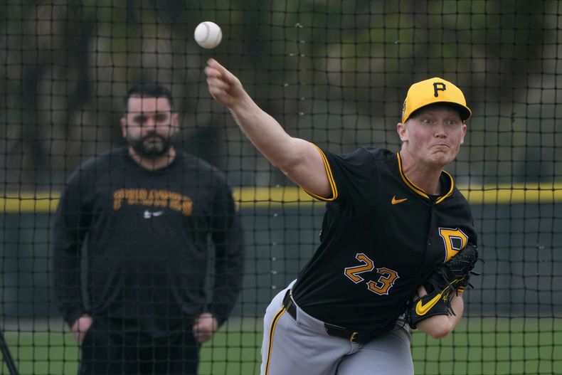 El abridor de los Piratas de Pittsburgh Mitch Keller lanza en los entrenamientos de primavera en Bradenton, Florida el sábado 17 de febrero del 2024. (AP Foto/Charlie Neibergall)