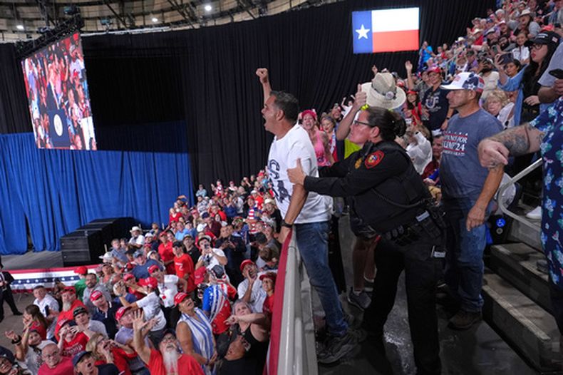 Policías retiran del lugar a un manifestante mientras el presidente Donald Trump pronuncia un discurso, el miércoles 7 de octubre de 2026, durante un acto de campaña en San Antonio, Texas. (AP Foto/Alex Brandon)