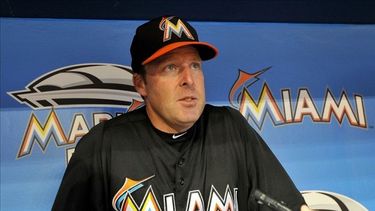 los marlins de miami despiden al manager mike redmond tras la caida contra los bravos