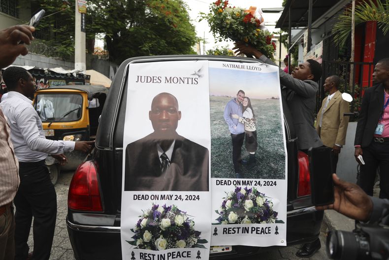 ARCHIVO - Una procesión funeraria para Jude Montis, director nacional de Missions in Haiti Inc. que fue asesinado por pandillas junto con un pareja de misioneros estadounidenses, se dirige al cementerio tras una misa en Puerto Príncipe, Haití, el 28 de mayo de 2024. (AP Foto/Odelyn Joseph, archivo)