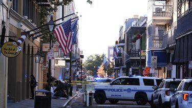 Vehículos de servicios de emergencias forman una barrera de seguridad para mantener otros vehículos fuera del Barrio Francés después de que un vehículo embistiera contra una multitud en el cruce de las calles Canal y Bourbon de Nueva Orleans, el miércoles 1 de enero de 2025. (AP Foto/Gerald Herbert)