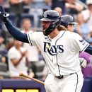 Ryan Vilade, derecha, de los Rays de Tampa Bay, celebra después de batear un jonrón de tres carreras durante la séptima entrada del juego de béisbol de Grandes Ligas contra los Marineros de Seattle el sábado 11 de julio de 2026, en San Petersburgo, Florida. (AP Foto/Jason Behnken)