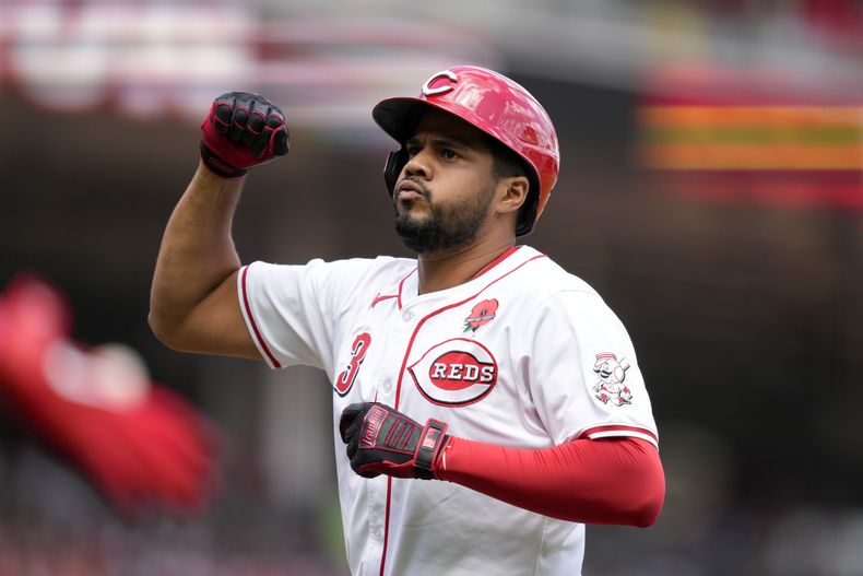 Jeimer Candelario, de los Rojos de Cincinnati, reacciona después de batear un cuadrangular solitario durante la primera entrada del juego de béisbol en contra de los Cardenales de San Luis, el lunes 27 de mayo de 2024, en Cincinnati. (AP Foto/Jeff Dean)