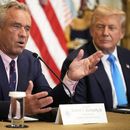 El secretario del Departamento de Salud y Servicios Humanos, Robert F. Kennedy Jr., habla mientras el presidente Donald Trump lo escucha en un evento para promover su propuesta de mejorar el acceso de los estadounidenses a registros médicos, en la Sala Este de la Casa Blanca, el miércoles 30 de julio de 2025, en Washington. (AP Foto/Mark Schiefelbein)