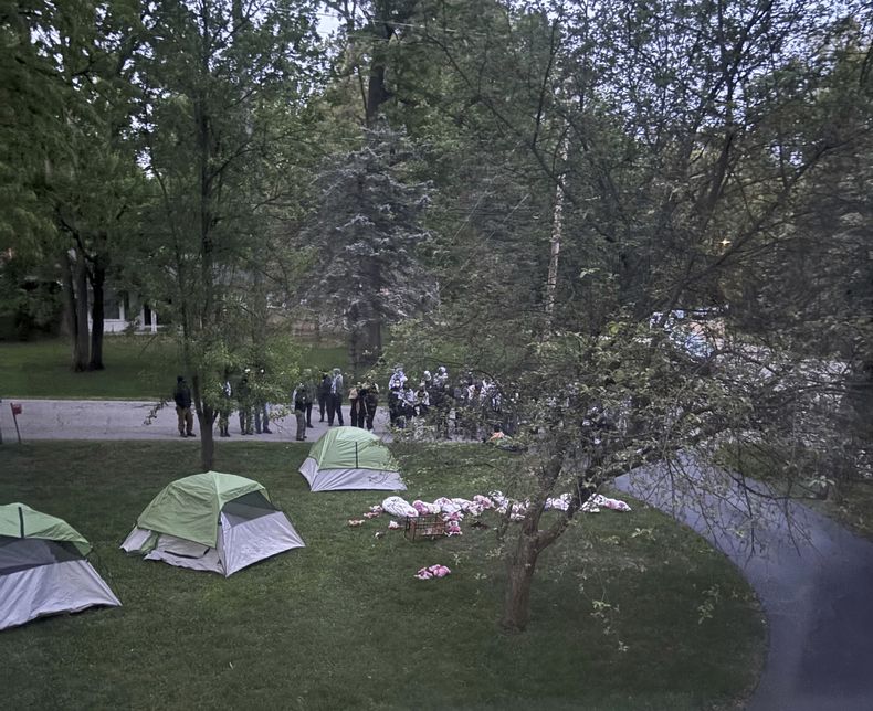 Esta foto suministrada por Sarah Hubbard, presidenta de la junta de gobierno de la Universidad de Michigan, muestra a manifestantes propalestinos afuera de su casa en Okemos, Michigan, el miércoles 15 de mayo de 2024. (Sarah Hubbard vía AP)