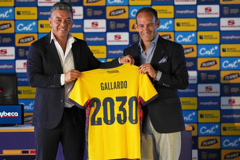 Marcelo Gallardo (izquierda) y el presidente de la Federación Ecuatoriana de Fútbol, Francisco Egas (derecha), sostienen una camiseta durante la presentación de Gallardo como nuevo entrenador de la selección de fútbol de Ecuador en Quito, Ecuador, el jueves 17 de septiembre de 2026. (Foto AP/Dolores Ochoa)