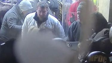 En esta imagen de un video de seguridad de la Policía del Capitolio se ve el momento en el que el carnicero Kyle Fitzsimons aparece cerca de una puerta en el Capitolio, en Washington, durante el asalto a ese lugar, el 6 de enero de 2021. (Departamento de Justicia vía AP)