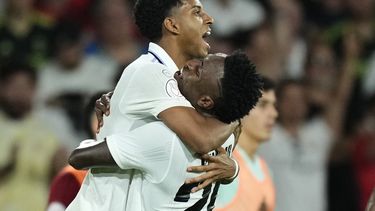 Rodrygo, del Real Madrid, festeja con su compatriota brasileño Vinícius Júnior tras anotar uno de sus tantos en la final de la Copa del Rey ate el Osasuna, el sábado 6 de mayor de 2023, en Sevilla (AP Foto/Jose Breton)