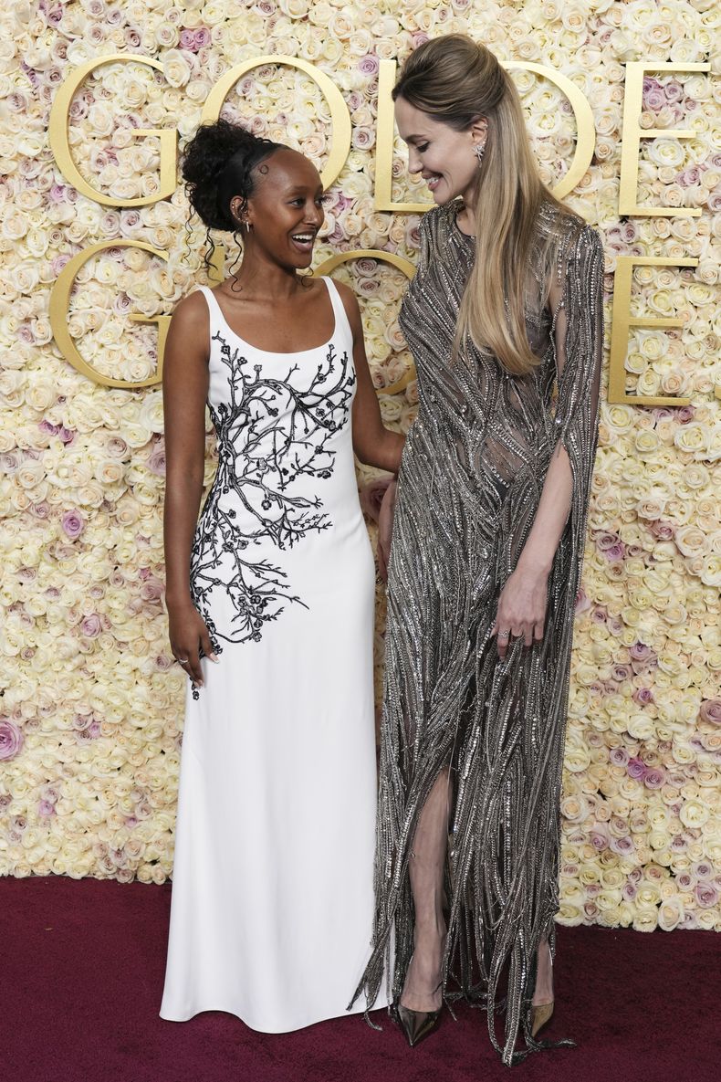 Zahara Jolie, izquierda, y Angelina Jolie llegan a la 82ª edición de los Globos de Oro el domingo 5 de enero de 2025 en el Beverly Hilton de Beverly Hills, California. (Foto Jordan Strauss/Invision/AP)