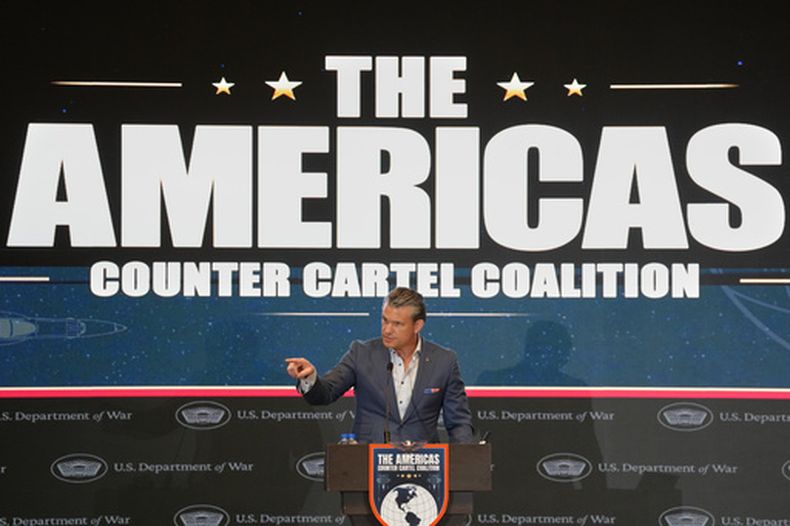 El secretario de Defensa de Estados Unidos, Pete Hegseth, durante el foro de la Coalición de las Américas Contra los Cárteles, el miércoles 12 de agosto de 2026, en Ciudad de Panamá. (AP Foto/Matias Delacroix)
