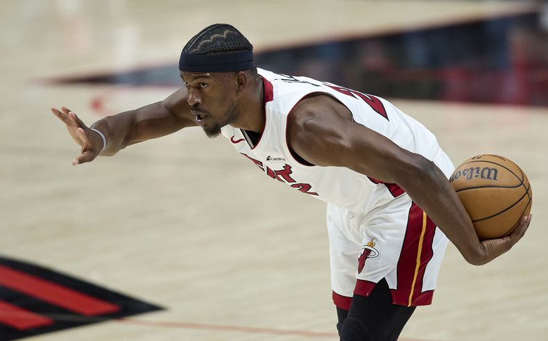 Jimmy Butler, alero del Heat de Miami, sostiene el balón durante el partido del martes 27 de febrero de 2024, ante los Trail Blazers de Portland (AP Foto/Craig Mitchelldyer)