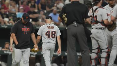 Matthew Boyd abridor de los Tigres de Detroit abandona el juego de béisbol en la primera entrada ante los Rangers de Texas, en Arlington, Texas, Lunes 26 de junio de 2023. (AP Foto/LM Otero)