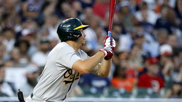 Ryan Noda de los Atléticos de Oakland observa su remolcador sencillo en la décima entrada frente a los Tigres de Detroit el martes 4 de julio del 2023. (AP Foto/Duane Burleson)