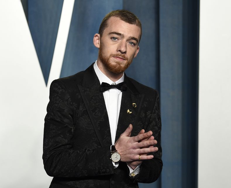 ARCHIVO - El actor Angus Cloud llega a la fiesta de los Oscar de Vanity Fair el 27 de marzo de 2022 en Beverly Hills, California. Cloud, el actor que interpretó al narcotraficante Fezco Fez ONeill en la serie de HBO Euphoria, murió por una sobredosis de cocaína, fentanilo y otras sustancias, dijo el jueves la oficina forense del norte de California. Falleció el 31 de julio en la casa de su familia en Oakland, California. Tenía 25 años. (Foto Evan Agostini/Invision/AP, archivo)