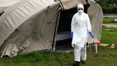 americateve | La Habana informó a los cooperantes que las posibilidades de no regresar son del 90 por ciento. Según fuentes médicas, los sanitarios recibirán 8.000 dólares mensuales al volver de África, así como una casa y un automóvil.