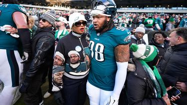 ARCHIVO - Mykel Williams, defensive end de los Eagles de Filadelfia, saluda a su familia, antes de enfrentar en los playoffs a los 49ers de San Francisco el domingo 11 de enero de 2026 (AP Foto/Chris Szagola, archivo)