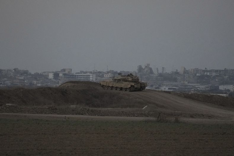 Un tanque israelí domina la Franja de Gaza, vista desde el sur de Israel, miércoles 11 de septiembre de 2024. (AP Foto/Tsafrir Abayov)