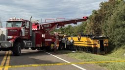 En esta foto proporcionada por policía del condado Polk, el personal de emergencia responde a un accidente que involucró a un autobús escolar en Winter Haven, Florida, el lunes 5 de octubre de 2026. (Foto, policía del condado Polk vía AP)