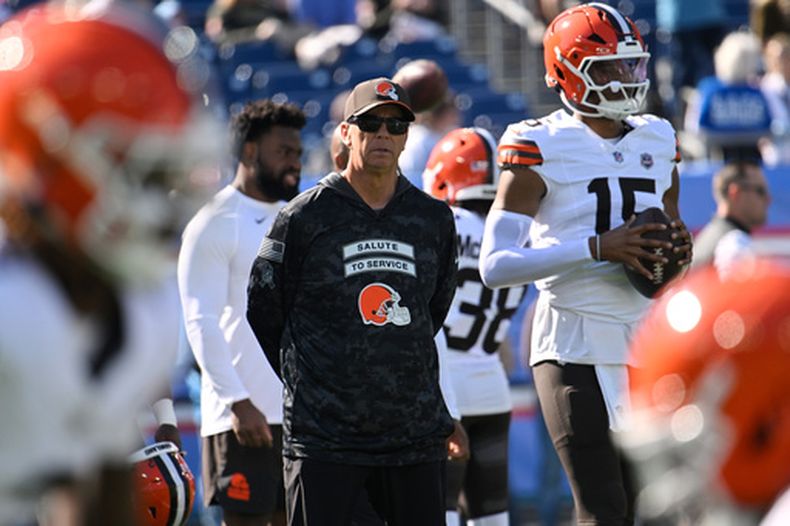 Todd Monken, entrenador en jefe de los Browns de Cleveland, observa los ejercicios de calentamiento del equipo de cara al partido de la NFL en contra de los Titans de Tennessee, el domingo 25 de octubre de 2026, en Nashville, Tennessee. (AP Foto/John Amis)