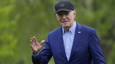 El presidente estadounidense Joe Biden saluda mientras camina la zona de césped de la Casa Blanca, en Washington, el miércoles 17 de abril de 2024, a su regreso de un viaje a Pensilvania. (AP Foto/Susan Walsh)