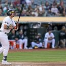 Ryan Noda de los Atléticos de Oakland observa su jonrón de tres carreras en la quinta entrada del juego ante a los Bravos de Atlanta el lunes 29 de mayo del 2023. (AP Foto/Godofredo A. Vásquez)
