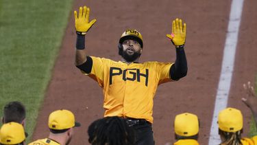 El dominicano Carlos Santana de los Piratas de Pittsburgh celebra su cuadrangular ganador ante los Cerveceros de Milwaukee. Viernes 30 de junio de 2023. (AP Foto/Gene J. Puskar)