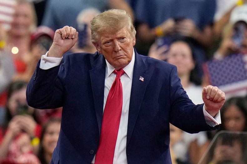 El presidente de Estados Unidos Donald Trump baila mientras se retira tras intervenir en un mitin de campaña, el viernes 23 de octubre de 2026, en el Alico Arena, en el campus de la Florida Gulf Coast University en Fort Myers, Florida. (Foto AP/Chris OMeara)