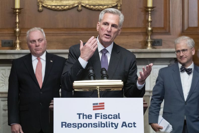 El presidente de la Cámara de Representantes, Kevin McCarthy, centro, flanqueado por los legisladores republicanos Steve Scalise, izquierda, y Patrick McHenry, habla en conferencia de prensa tras la aprobación en la cámara del proyecto que eleva el límite de endeudamiento, en el Capitolio, Washington, 31 de mayo de 2023. El proyecto pasa ahora al Senado. (AP Foto/Jose Luis Magana)
