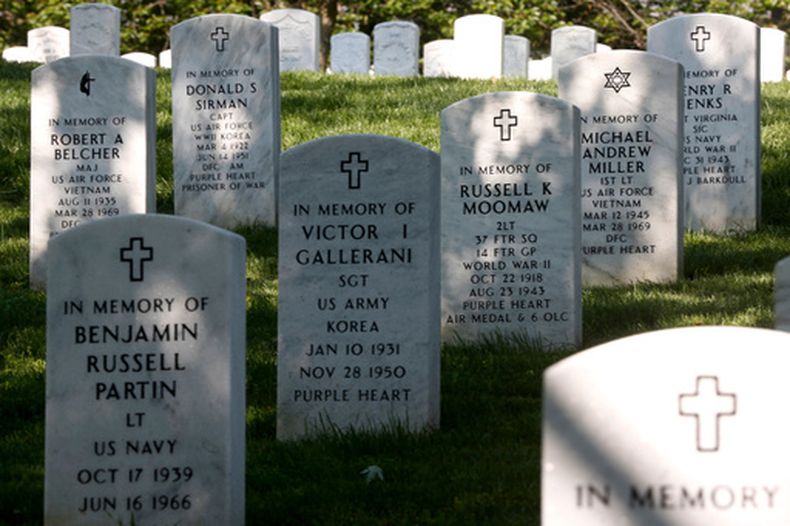 ARCHIVO - Filas de lápidas en el Cementerio Nacional de Arlington, en Arlington, Virginia, 13 de mayo de 2014. (Foto AP/Charles Dharapak, archivo)