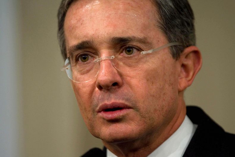 ARCHIVO - Álvaro Uribe habla en calidad de presidente de Colombia durante una conferencia de prensa en Lima, Perú, el 15 de mayo de 2008. (AP Foto/Dario Lopez-Mills, Archivo)