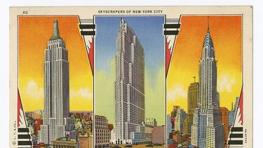 En esta imagen proporcionada por el Museo de la Ciudad de Nueva York, una postal que muestra el edificio Empire State, de izquierda a derecha, el edificio RCA y el edificio Chrysler. (Museum of the City of New York vía AP)