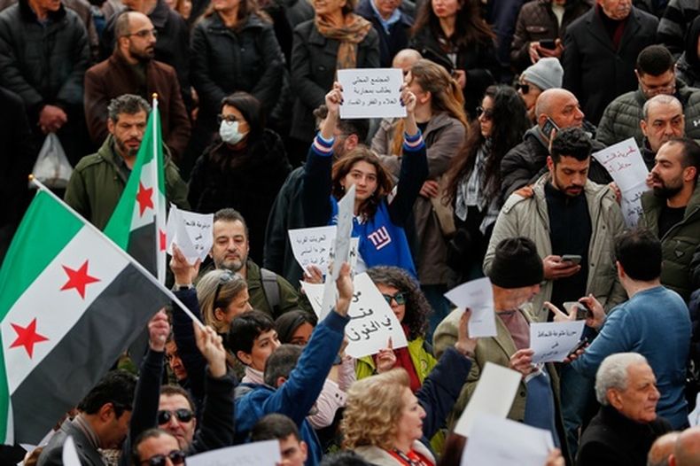 Manifestantes portan pancartas durante una protesta contra las nuevas restricciones al alcohol que limitan las ventas principalmente a las zonas cristianas de Damasco, Siria, el domingo 22 de marzo de 2026. (Foto AP/Omar Sanadiki)