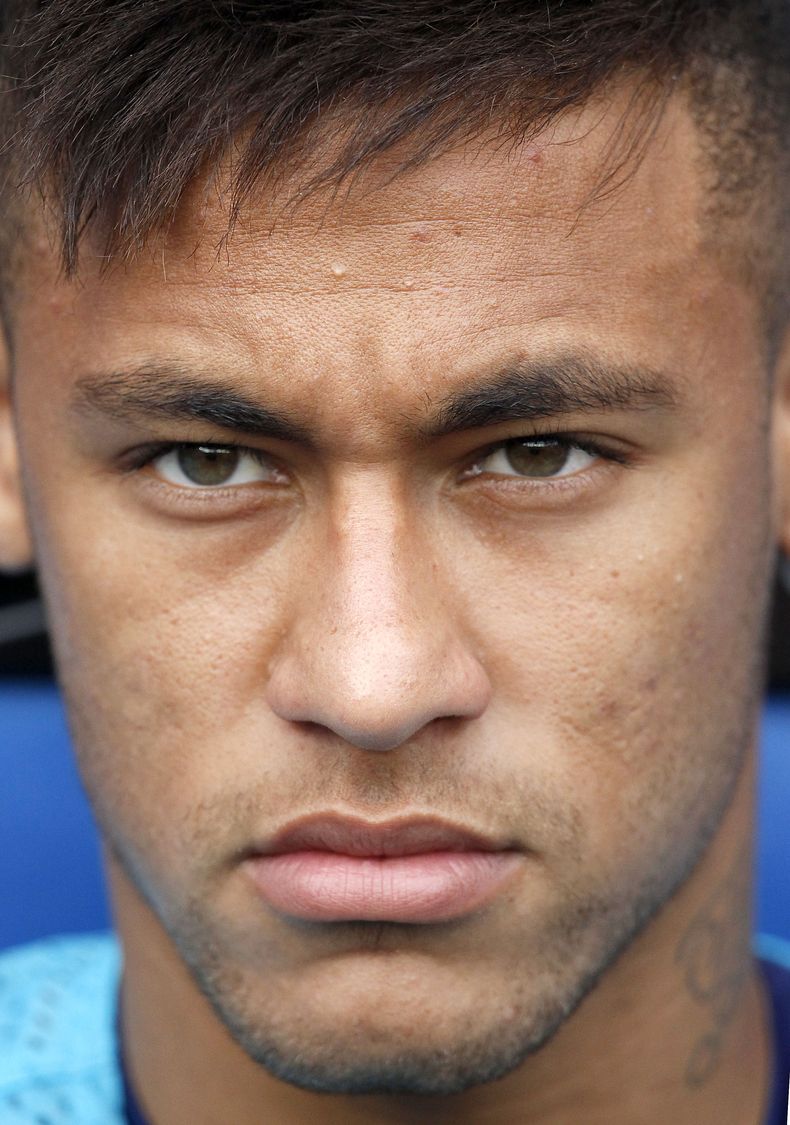 El jugador del Barcelona, Neymar, antes de un partido contra Villarreal el domingo, 31 de agosto de 2014, en Villarreal, Espa&ntilde;a. (AP Photo/Alberto Saiz)