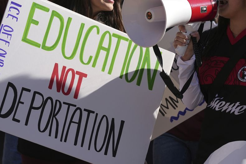 ARCHIVO - Estudiantes protestan en la Universidad Estatal de Arizona contra un evento que alienta a los alumnos a reportar a sus compañeros delincuentes al ICE para que sean deportados, el 31 de enero de 2025, en Tempe, Arizona. (AP Foto/Ross D. Franklin, Archivo)