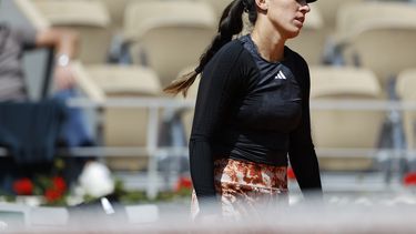 La estadounidense Jessica Pegula reacciona en el duelo de la tercera ronda del Abierto de Francia ante la belga Elise Mertens el viernes 2 de junio del 2023. (AP Foto/Jean-Francois Badias)