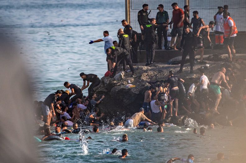 Migrantes intentan cruzar de Marruecos al enclave español de Ceuta, el jueves 30 de julio de 2026. (AP Foto/Antonio Sempere)