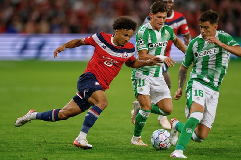 ARCHIVO - Tiago Santos (izquierda) de Lille pugna el balón con Fran García (centro) y Valentín Gómez de Real Betis, el viernes 8 de septiembre de 2026 en Lille. (AP Foto/Jean-Francois Badias)