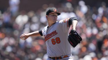 El lanzador de los Orioles de Baltimore Tyler Wells trabaja en la primera entrada en el encuentro ante los Gigantes de San Francisco el domingo 4 de junio del 2023. (AP Foto/Jeff Chiu)