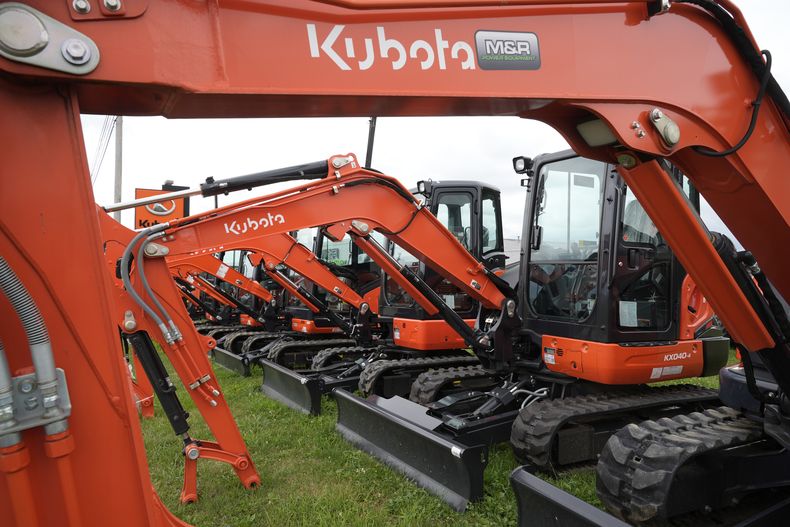 ARCHIVO - Las excavadoras Kubota se exhiben en un concesionario en Butler, Pensilvania, el 11 de julio de 2024. (AP Foto/Gene J. Puskar, Archivo)