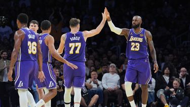 LeBron James, de los Lakers de Los Ángeles, festeja con su compañero Luka Doncic, en el encuentro del martes 25 de noviembre de 2025 ante los Clippers de la misma ciudad (AP Foto/Jae C. Hong)