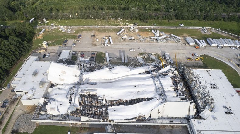 ARCHIVO - Escombros alrededor de una planta de Pfizer, el 19 de julio de 2023, en Rocky Mount, Carolina del Norte, tras el paso de un tornado. (Travis Long/The News & Observer vía AP, Archivo)