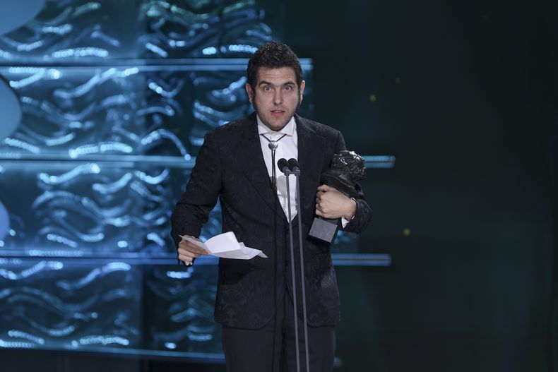 Javier Macipe recibe el premio a mejor dirección novel por La estrella azul durante la 39ª ceremonia de los Premios Goya en Granada, España, el sábado 8 de febrero de 2025, en Granada. (Foto AP/Fermin Rodriguez)