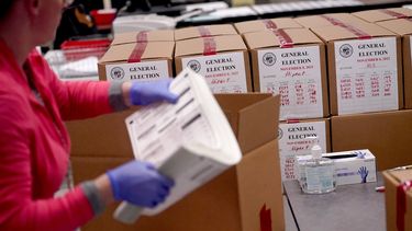 ARCHIVO - Un trabajador electoral empaqueta papeletas escrutadas en una oficina del condado de Maricopa, el miércoles 9 de noviembre de 2022, en Phoenix. (AP Foto/Matt York, Archivo)
