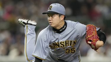 El lanzador de los Hanshin Tigers, Hiroto Saiki, lanza contra los Dodgers de Los Ángeles durante la quinta entrada en un juego de béisbol de exhibición de la Serie de Japón de la MLB, el domingo 16 de marzo de 2025, en Tokio. (AP Foto/Hiro Komae)