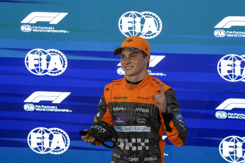 El piloto de McLaren Oscar Piastri de Australia celebra tras quedarse con el primer lugar de la parrilla para el sprint en el fin de semana del Gran Premio de Qatar en el Lusail International Circuit el siete de octubre del 2023. (AP Foto/Darko Bandic, Pool)