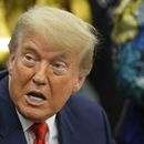 El presidente Donald Trump responde a preguntas de los reporteros durante un encuentro con el ministro de Asuntos Exteriores del Congo, Therese Kayikwamba Wagner, y el ministro de Asuntos Exteriores de Ruanda, Olivier Nduhungirehe, el viernes 27 de junio de 2025, en el Despacho Oval de la Casa Blanca, en Washington. (AP Foto/Manuel Balce Ceneta)