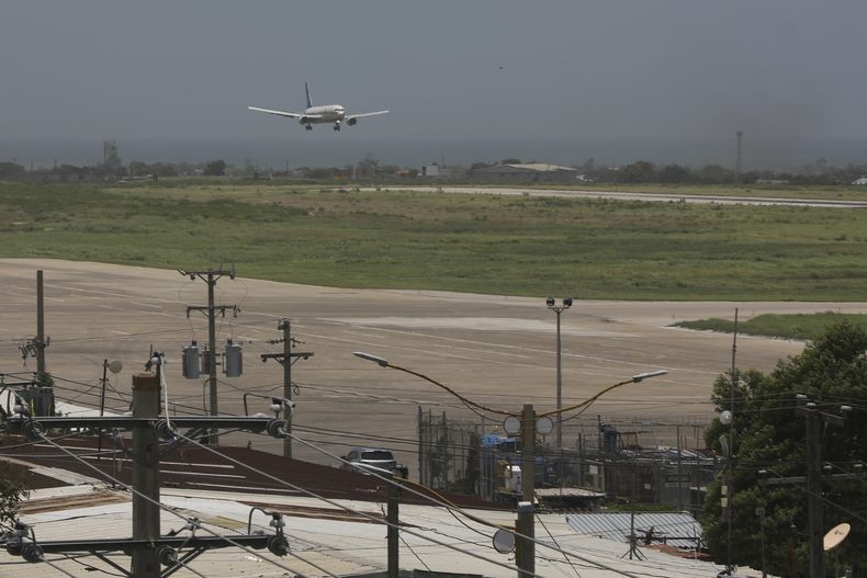 Un avión aterriza en el Aeropuerto Toussaint Louverture de Puerto Príncipe, Haití, el 20 de mayo de 2024. (Foto AP/Odelyn Joseph)