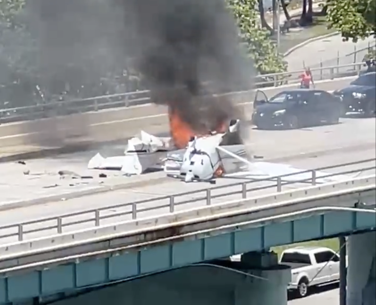 Miami: Avioneta se estrella en un puente en Haulover e impacta un auto dejando varios heridos