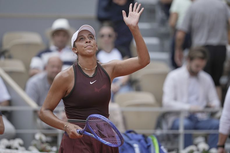 La estadounidense Madison Keys celebra luego de doblegar a la británica Katie Boulter en la segunda ronda del Abierto de Francia, el jueves 29 de mayo de 2025 (AP Foto/Thibault Camus)